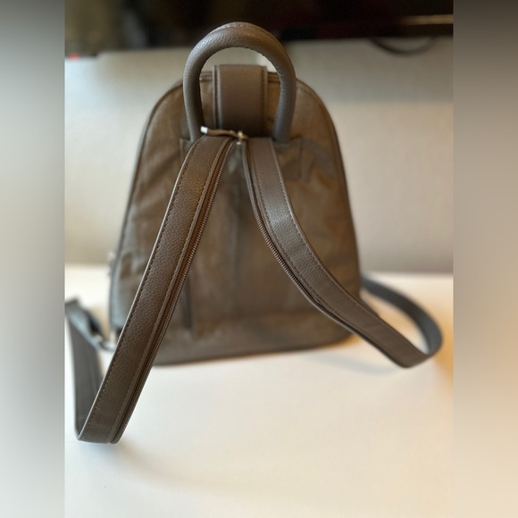 Baggallini Metro Backpack With RFID Phone Wristlet - Picture 2 of 9